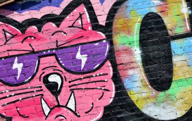 Duvarında parlak aerosol çizgileri olan grafiti resimlerinin renkli arka planı. Eski moda sokak sanatı sprey boya kutularından yapılmış. Çağdaş gençlik kültürü arka planı