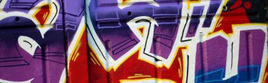 Duvarında parlak aerosol çizgileri olan grafiti resimlerinin renkli arka planı. Eski moda sokak sanatı sprey boya kutularından yapılmış. Çağdaş gençlik kültürü arka planı