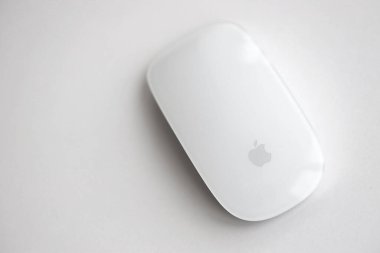 KYIV, UKRAINE - 27 Kasım 2023 Apple Magic Mouse 3. nesil beyaz arka planda yatıyor