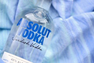 KYIV, UKRAINE - 27 Kasım 2023 Absolut Votka şişesi Ahus, İsveç yakınlarında üretildi. Fransız grup Pernod Ricard 'a ait, en büyük alkollü içki markalarından biridir.