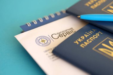 KYIV, UKRAINE - 27 Kasım 2023 Uluslararası Ukrayna pasaportlu ve kalemli pasaport servis logosu