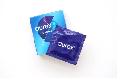 KYIV, UKRAINE - 27 Kasım 2023 Durex mavi prezervatifler.