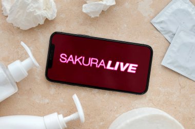 KYIV, UKRAINE - 23 Ocak 2024 SakuraLive yetişkin içeriği web sitesi logosu iPhone 12 Pro akıllı telefon ekranında