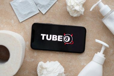 KYIV, UKRAINE - 23 Ocak 2024 Tube8 yetişkin içeriği web sitesi logosu iPhone 12 Pro akıllı telefon ekranında