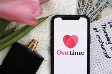 KYIV, UKRAINE - 23 Şubat 2024 Ünlü çöpçatanlık sitemiz ya da iPhone ekranındaki uygulamamız