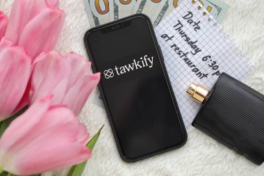 KYIV, UKRAINE - 23 Şubat 2024 Ünlü çöpçatanlık sitesinin Tawkify logosu veya iPhone ekranındaki uygulamayı kapat