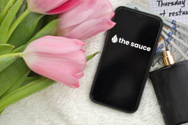 KYIV, UKRAINE - 23 Şubat 2024 Ünlü çöpçatanlık sitesinin sos logosu ya da iPhone ekranındaki uygulama kapat