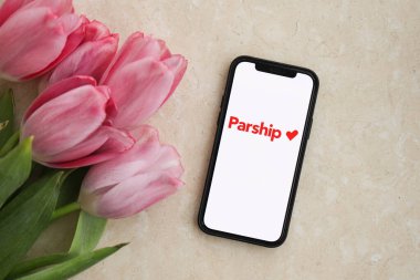 KYIV, UKRAINE - 23 Şubat 2024 Ünlü flört sitesinin logosu veya iPhone ekranındaki uygulama iPhone ekranını kapat