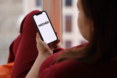 KYIV, UKRAINE - 23 Şubat 2024 Archer tarihi web sitesi logosu veya iPhone ekranındaki uygulama iPhone ekranını kapat