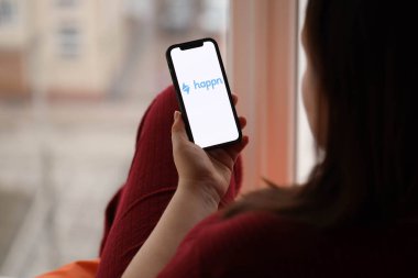 KYIV, UKRAINE - 23 Şubat 2024 Ünlü çöpçatanlık sitesinin logosu veya iPhone ekranındaki uygulama Kapat