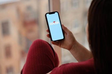 KYIV, UKRAINE - 23 Şubat 2024 Hayvanat Bahçesi logosu iPhone ekranındaki ünlü çöpçatanlık sitesi veya uygulaması