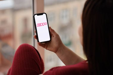 KYIV, UKRAINE - 23 Şubat 2024 Kippo ünlü çöpçatanlık sitesi logosu veya iPhone ekranındaki uygulamayı kapat