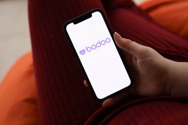 KYIV, UKRAINE - 23 Şubat 2024 Ünlü çöpçatanlık sitesi ya da iPhone ekranındaki uygulama logosu