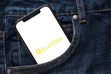 KYIV, UKRAINE - 23 Şubat 2024 Ünlü çöpçatanlık sitesinin logosu veya iPhone ekranındaki uygulama iPhone ekranını kapat