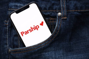 KYIV, UKRAINE - 23 Şubat 2024 Ünlü flört sitesinin logosu veya iPhone ekranındaki uygulama iPhone ekranını kapat