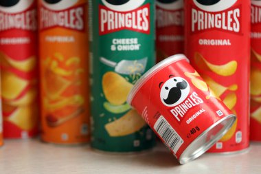 KYIV, UKRAINE - 27 Şubat 2024 Pringles orijinal patates cipsi beyaz arka planda. Pringles, Kellog Şirketi 'ne ait bir patates cipsi markası.