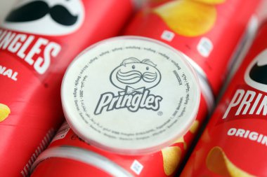KYIV, UKRAINE - 27 Şubat 2024 Pringles orijinal patates cipsi beyaz arka planda. Pringles, Kellog Şirketi 'ne ait bir patates cipsi markası.