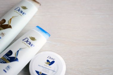 KYIV, UKRAINE - 27 Şubat 2024 Dove Prodüksiyonu, günümüzde Unilever 'a ait olan ve 80' den fazla ülkede satılan bir kişisel bakım markası.