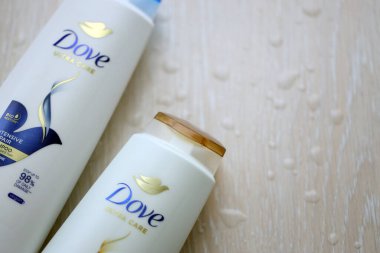 KYIV, UKRAINE - 27 Şubat 2024 Dove Prodüksiyonu, günümüzde Unilever 'a ait olan ve 80' den fazla ülkede satılan bir kişisel bakım markası.