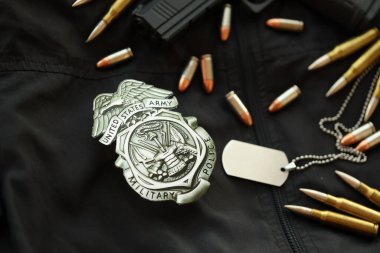 KYIV, UKRAINE - 9 Mart 2024 ABD Ordusu Askeri Polis rozeti üzerinde silah, mermi ve künye