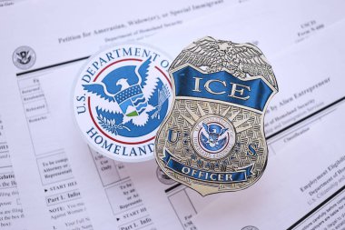 KYIV, UKRAINE - 9 Mart 2024 ABD Göçmen Bürosu rozeti ve USCIS Göçmenlik Formları 'nda İç Güvenlik Bakanlığı mührü