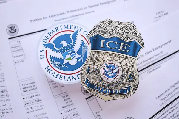 KYIV, UKRAINE - 9 Mart 2024 ABD Göçmen Bürosu rozeti ve USCIS Göçmenlik Formları 'nda İç Güvenlik Bakanlığı mührü