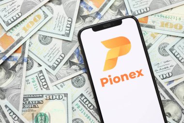 KYIV, UKRAINE - 15 Mart 2024 Pionex logosu iPhone ekranında yüzlerce dolarlık banknotlarla. Kripto döviz portalı