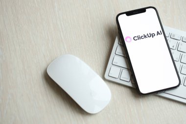 KYIV, UKRAINE - 17 Mart 2024 iPhone ekranında elmalı klavye ve fareli bir logo. Yapay Zeka Motoru