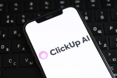 KYIV, UKRAINE - 17 Mart 2024 iPhone ekran ve klavye üzerinde tıklama logosu. Yapay Zeka Motoru