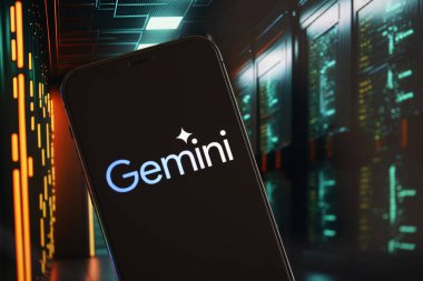 KYIV, UKRAINE - 17 Mart 2024 Gemini logosu iPhone ekranında arkaplanda yapay zeka fütüristik ai 'nin oluşturduğu yakın plan görüntüsü