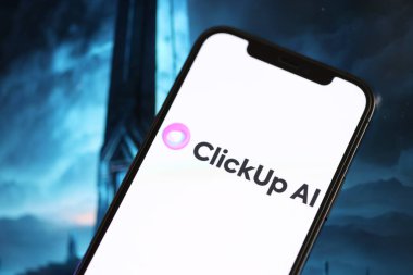 KYIV, UKRAINE - 17 Mart 2024 'te iPhone ekranında suni zeka fütüristik ai' nin oluşturduğu arkaplanlı logo