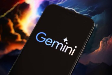 KYIV, UKRAINE - 17 Mart 2024 Gemini logosu iPhone ekranında arkaplanda yapay zeka fütüristik ai 'nin oluşturduğu yakın plan görüntüsü