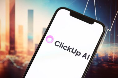 KYIV, UKRAINE - 17 Mart 2024 'te iPhone ekranında suni zeka fütüristik ai' nin oluşturduğu arkaplanlı logo