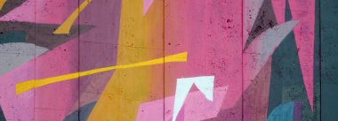Duvarında parlak aerosol çizgileri olan grafiti resimlerinin renkli arka planı. Eski moda sokak sanatı sprey boya kutularından yapılmış. Çağdaş gençlik kültürü arka planı