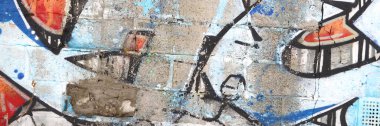 Duvarında parlak aerosol çizgileri olan grafiti resimlerinin renkli arka planı. Eski moda sokak sanatı sprey boya kutularından yapılmış. Çağdaş gençlik kültürü arka planı