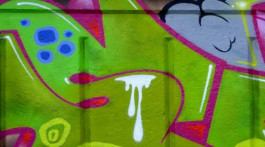 Duvarında parlak aerosol çizgileri olan grafiti resimlerinin renkli arka planı. Eski moda sokak sanatı sprey boya kutularından yapılmış. Çağdaş gençlik kültürü arka planı