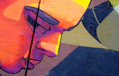 Duvarında parlak aerosol çizgileri olan grafiti resimlerinin renkli arka planı. Eski moda sokak sanatı sprey boya kutularından yapılmış. Çağdaş gençlik kültürü arka planı
