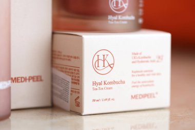KYIV, UKRAINE - 27 Kasım 2023 Hyatt Kombucha, cilt kremi ve toner Medipeel markası ile karşı karşıya.