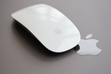 KYIV, UKRAINE - 27 Kasım 2023 Apple Magic Mouse 3. Nesil Gri MacBook 2021 ile yakın plan