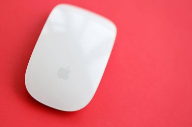 KYIV, UKRAINE - 27 Kasım 2023 Apple Magic Mouse 3. nesil parlak renkli arkaplanda uzanır
