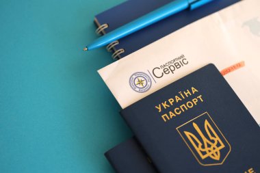 KYIV, UKRAINE - 27 Kasım 2023 Uluslararası Ukrayna pasaportlu ve kalemli pasaport servis logosu