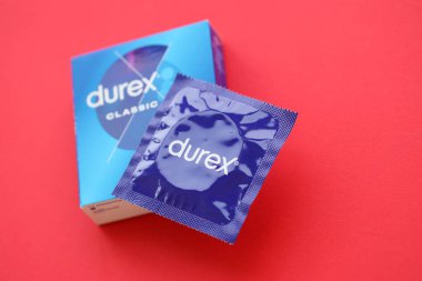 KYIV, UKRAINE - 27 Kasım 2023 Durex mavi prezervatifler.