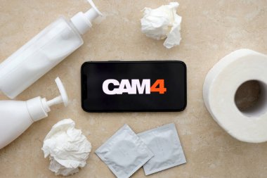 KYIV, UKRAINE - 23 Ocak 2024 Cam4 yetişkin içeriği web sitesi logosu iPhone 12 Pro akıllı telefon ekranında