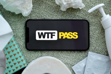 KYIV, UKRAINE - 23 Ocak 2024 WTFPass yetişkin içeriği web sitesi logosu iPhone 12 Pro akıllı telefon ekranında