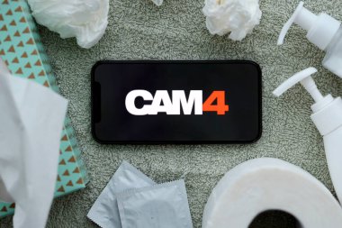 KYIV, UKRAINE - 23 Ocak 2024 Cam4 yetişkin içeriği web sitesi logosu iPhone 12 Pro akıllı telefon ekranında