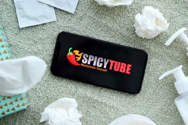 KYIV, UKRAINE - 23 Ocak 2024 SpicyTube yetişkin içeriği web sitesi logosu iPhone 12 Pro akıllı telefon ekranında