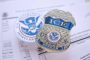 KYIV, UKRAINE - 9 Mart 2024 ABD Göçmen Bürosu rozeti ve USCIS Göçmenlik Formları 'nda İç Güvenlik Bakanlığı mührü