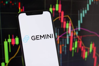 KYIV, UKRAINE - iPhone ekranında 15 Mart 2024 Gemini logosu ve kripto para birimi değer tabloları. Kripto döviz portalı