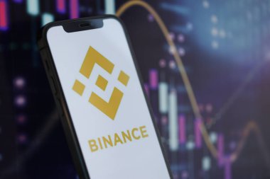 KYIV, UKRAINE - iPhone ekranında 15 Mart 2024 Binance logosu ve kripto para birimi değer grafikleri. Kripto döviz portalı