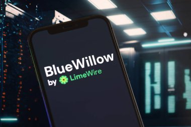 KYIV, UKRAINE - 17 Mart 2024 BlueWillow logosu iPhone ekranında arkaplanda yapay zeka fütüristik ai 'nin oluşturduğu yakın plan görüntüsü